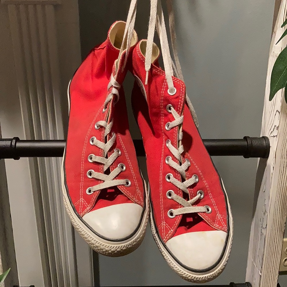 Men Red Convers!